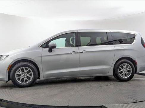 Used 2023 Chrysler Voyager LX FWD image 3