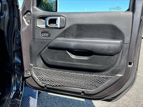 Used 2022 Jeep Wrangler Unlimited Sahara AWD/4WD image 21