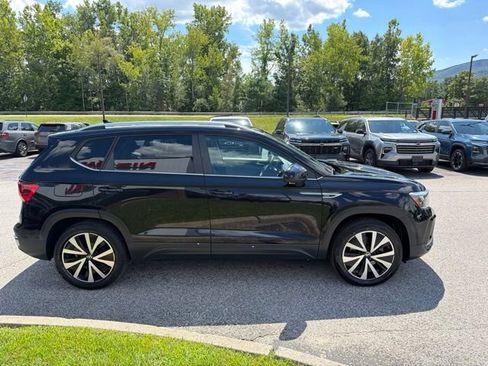 Used 2023 Volkswagen Taos SE w/ Panoramic Sunroof Package AWD/4WD image 4