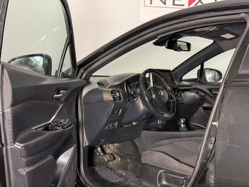 Used 2019 Toyota C-HR XLE FWD image 9