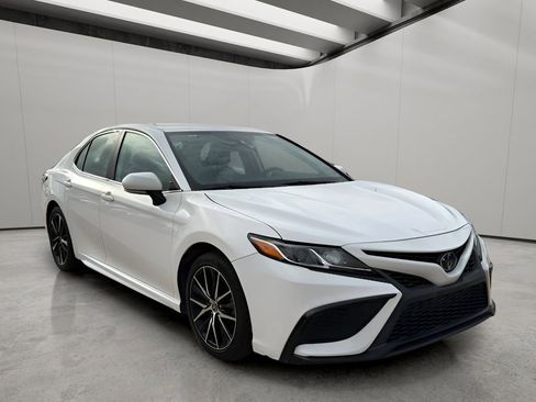 Used 2022 Toyota Camry SE FWD image 6