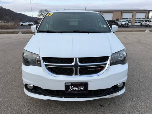 Used 2017 Dodge Grand Caravan SXT image 2