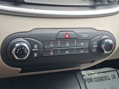 Used 2020 Kia Sorento LX AWD/4WD image 16