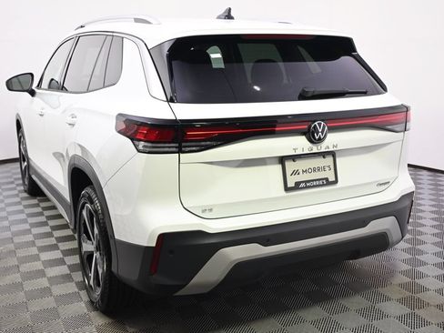 Used 2026 Volkswagen Tiguan SE AWD/4WD image 4