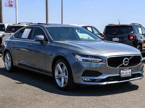 Used 2018 Volvo S90 T5 Momentum w/ Convenience Package FWD image 3