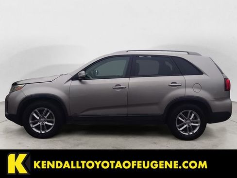 Used 2015 Kia Sorento LX image 2