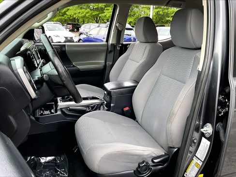 Used 2018 Toyota Tacoma SR5 AWD/4WD image 8