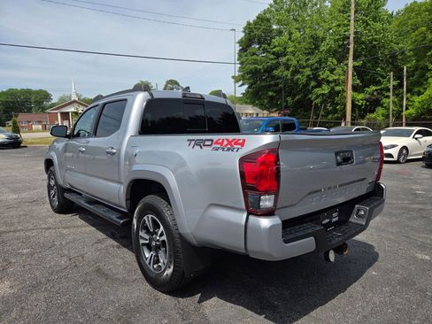 Used 2018 Toyota Tacoma TRD Sport AWD/4WD image 8