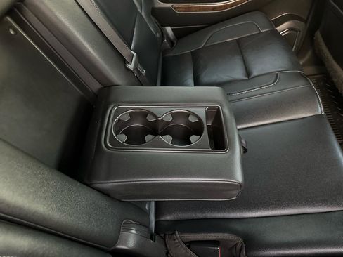 Used 2019 Chevrolet Suburban LT RWD image 21