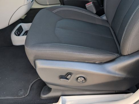 Used 2024 Chrysler Voyager LX FWD image 11