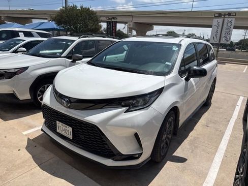 Used 2025 Toyota Sienna XSE FWD image 2