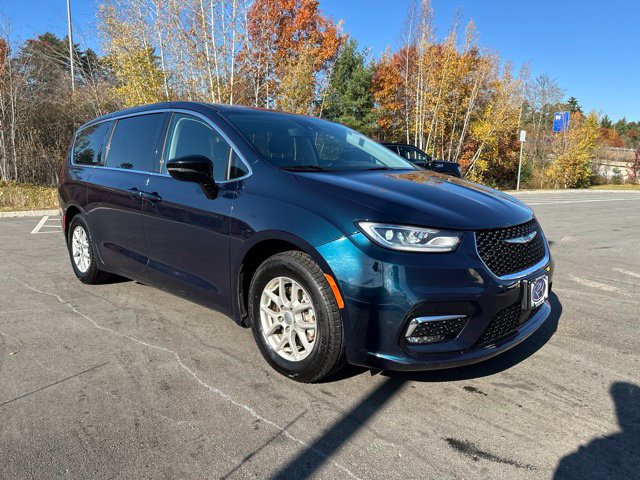 Used 2024 Chrysler Pacifica Touring-L FWD image 7