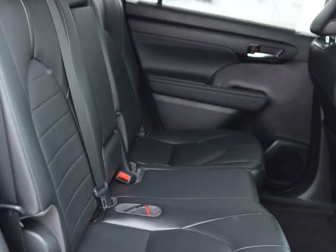 Used 2021 Toyota Highlander XLE AWD/4WD image 48