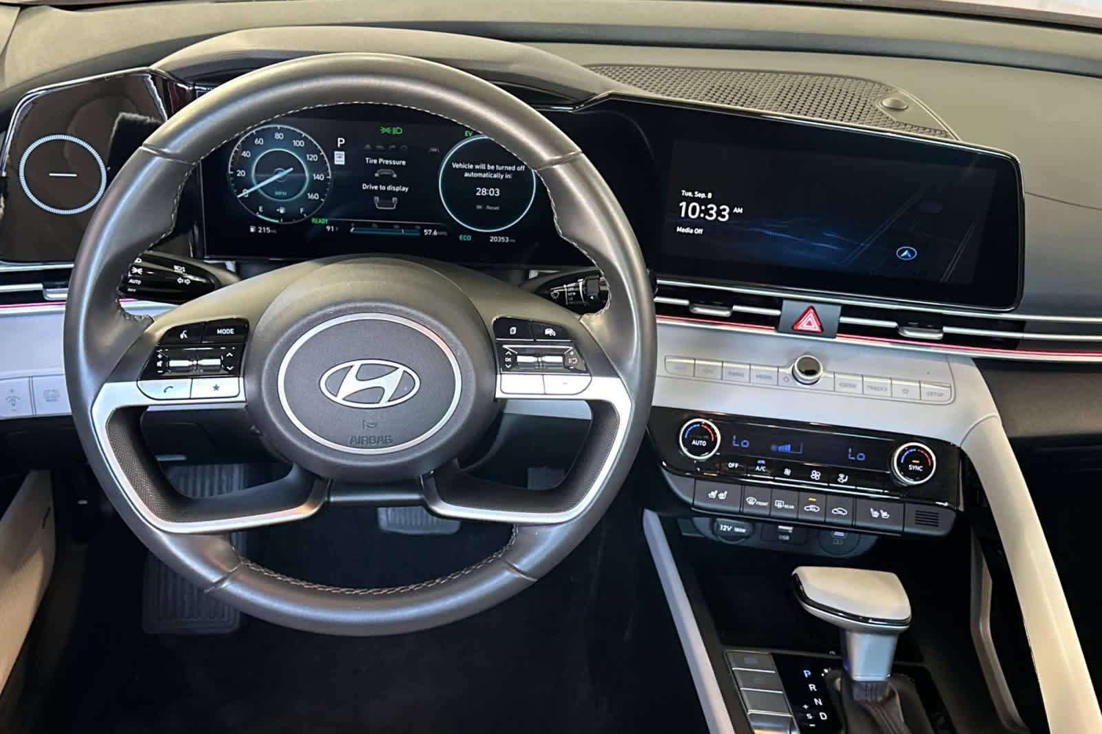 Used 2025 Hyundai Elantra Limited FWD image 16