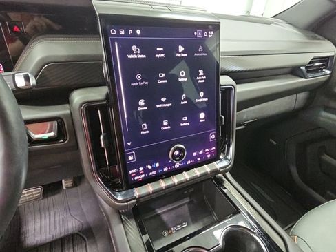 Used 2025 GMC Yukon XL AT4 w/ AT4 Premium Package AWD/4WD image 13