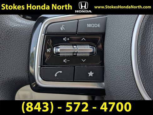 Used 2023 Kia Carnival LX FWD image 27