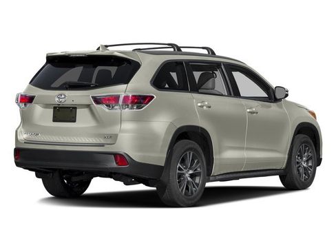 Used 2016 Toyota Highlander XLE AWD/4WD image 2