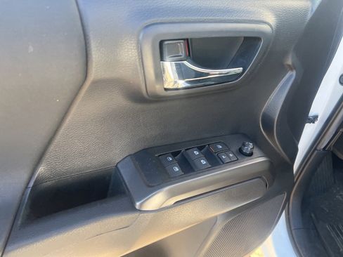 Used 2022 Toyota Tacoma TRD Off-Road image 17