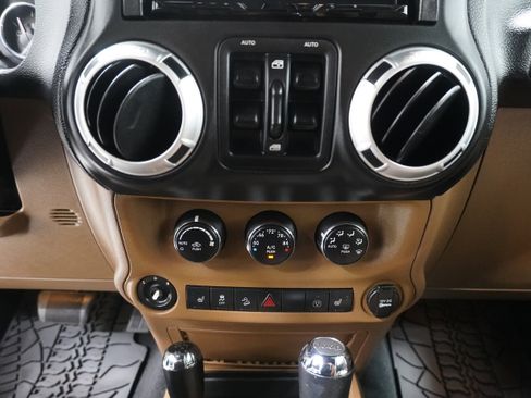 Used 2013 Jeep Wrangler Unlimited Rubicon w/ Connectivity Group image 19