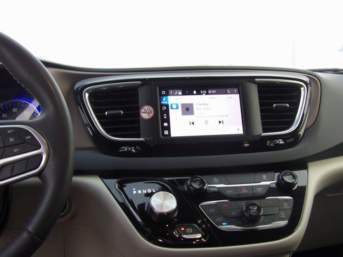 Used 2023 Chrysler Voyager LX image 11