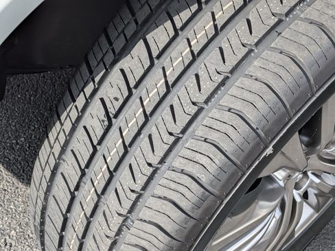 Certified 2024 Toyota Venza XLE AWD/4WD image 12