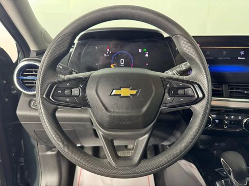 Used 2025 Chevrolet Trax LT image 13