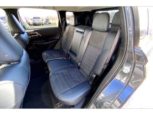 Used 2024 Mitsubishi Outlander SE image 24