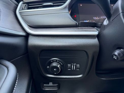 Used 2023 Jeep Grand Cherokee L Limited w/ Luxury Tech Group II image 22