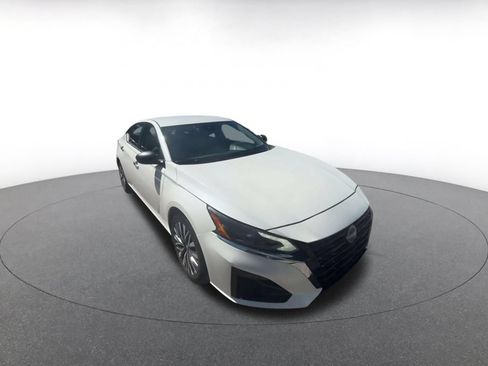 Used 2025 Nissan Altima 2.5 SV FWD image 3