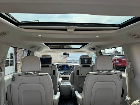 Used 2017 Chrysler Pacifica Limited image 40