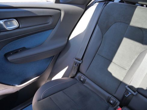 Used 2023 Volvo XC40 Recharge Ultimate image 12