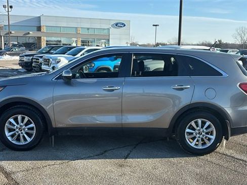 Used 2019 Kia Sorento LX image 3