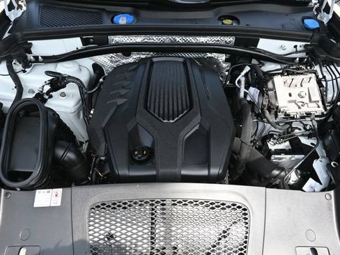 Used 2024 Porsche Macan AWD/4WD image 15