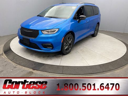 New 2026 Chrysler Pacifica Select w/ S Appearance Package image 1