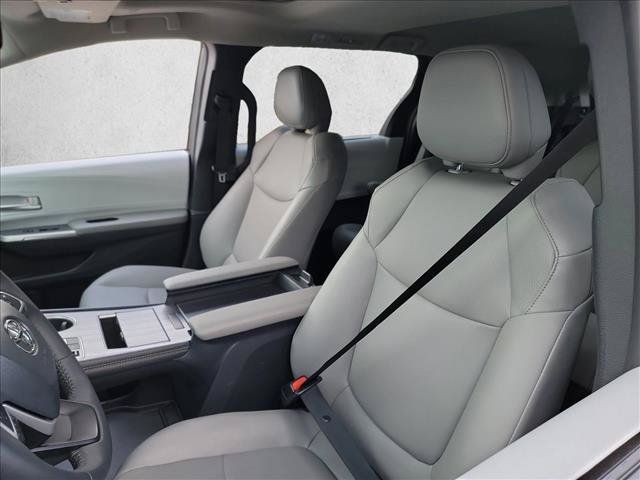 Used 2026 Toyota Sienna XLE AWD/4WD image 13