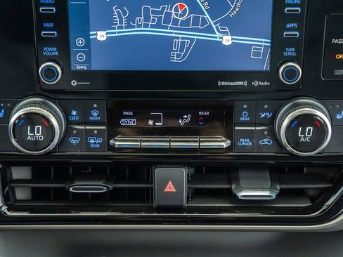 Used 2022 Toyota Highlander XLE AWD/4WD image 25