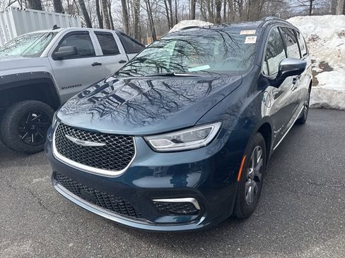 Used 2023 Chrysler Pacifica Pinnacle image 5