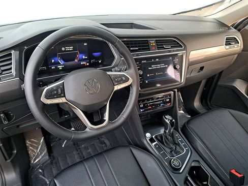 Certified 2022 Volkswagen Tiguan SE w/ Panoramic Sunroof Package image 15