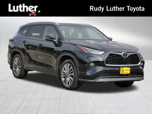 Used 2022 Toyota Highlander Platinum AWD/4WD image 1