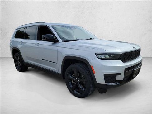 Used 2023 Jeep Grand Cherokee L Laredo RWD image 3