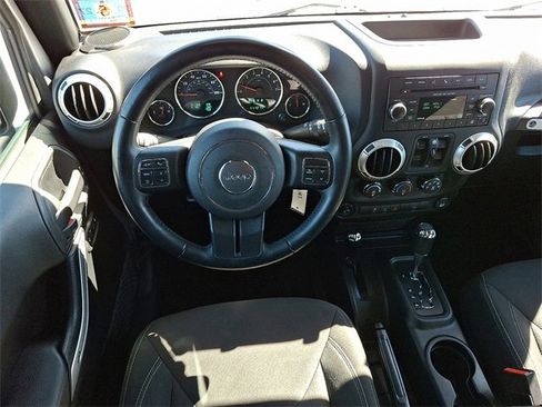 Used 2017 Jeep Wrangler Unlimited Sahara w/ Connectivity Group image 15