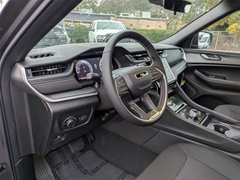 New 2025 Jeep Grand Cherokee L Laredo w/ Luxury Tech Group I image 15