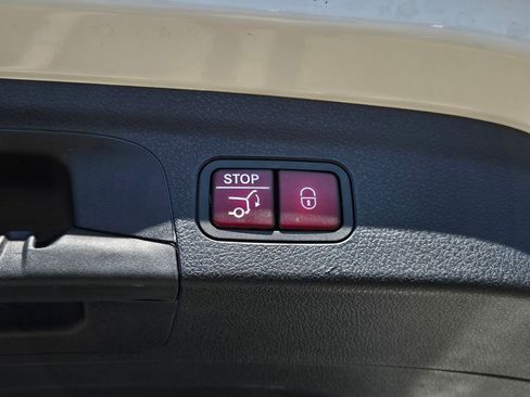 Used 2024 Mercedes-Benz GLE 450e 4MATIC image 33