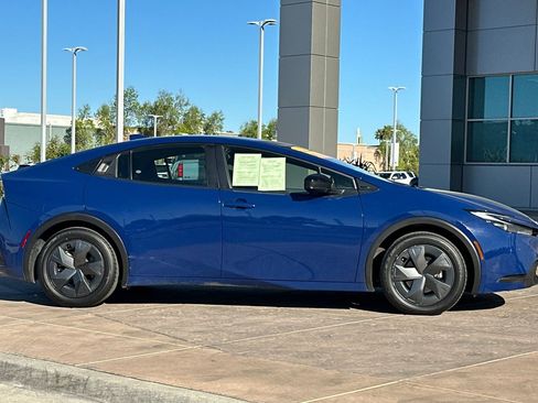Used 2024 Toyota Prius LE FWD image 3