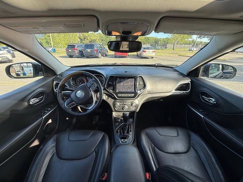 Used 2019 Jeep Cherokee Overland w/ Technology Group AWD/4WD image 14