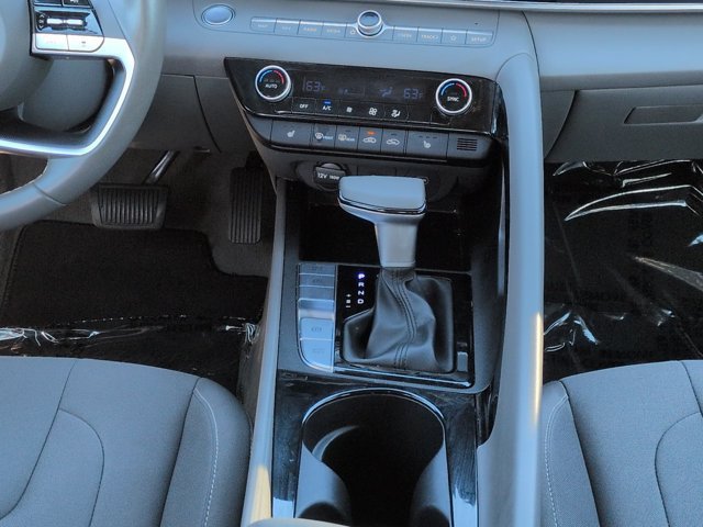 Used 2025 Hyundai Elantra SEL w/ Cargo Package FWD image 17