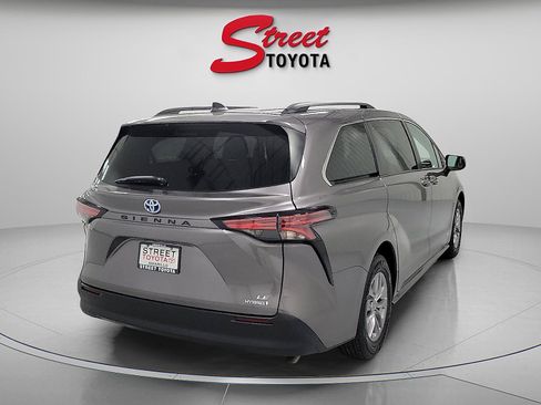 Certified 2021 Toyota Sienna LE image 4
