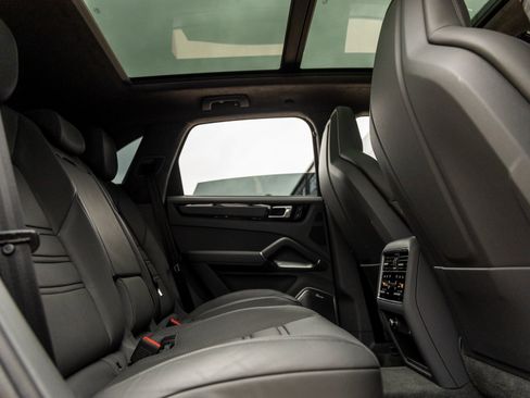 Certified 2022 Porsche Cayenne Turbo S image 40