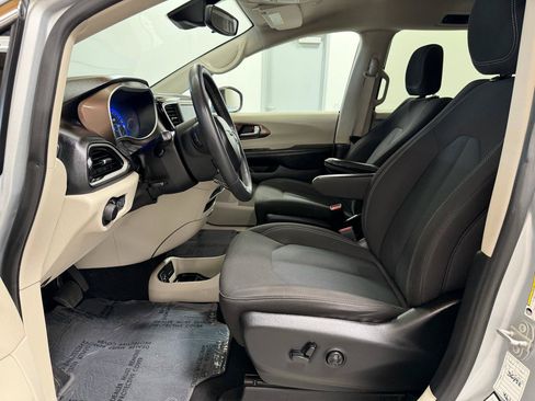 Used 2023 Chrysler Voyager LX FWD image 11
