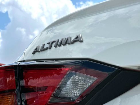 Used 2025 Nissan Altima 2.5 SV FWD image 15